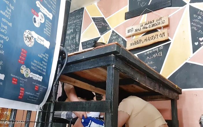 Pinay Viral Scandal: मैंने अपनी कामुक पत्नी को रेस्तरां में फुहार छोड़ी!