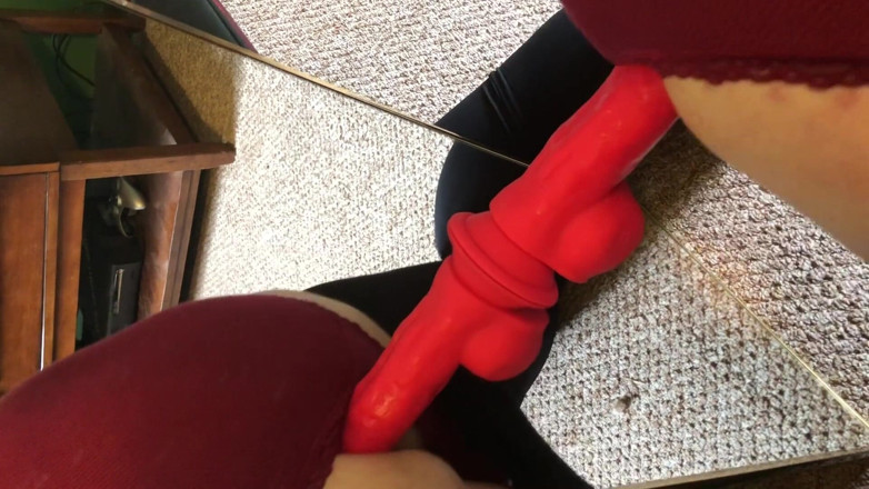 Plugged Data Pup: Sissy si scopa forte allo specchio