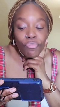 Fétiche, une black se fait baiser par le nez et se fait lécher les culs