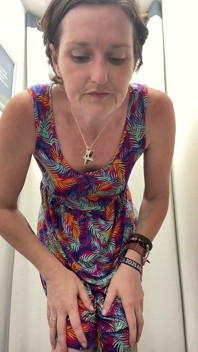 Striptease in einem Shop, während ich nackt werde, um Kleider und ein Bikini-top anprobieren