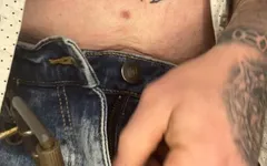 Strip provocando com tatuagens
