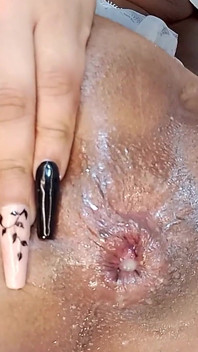 Une belle transsexuelle se fait enculer et nourrir sa bite jusqu’à l’orgasme
