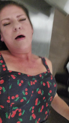 EliteLadyS: Naughty America MILF masturbuje v práci