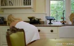 Brazzers - Amber Deen knullar cateringfirman i köket för att övertyga honom att komma på middagsfesten