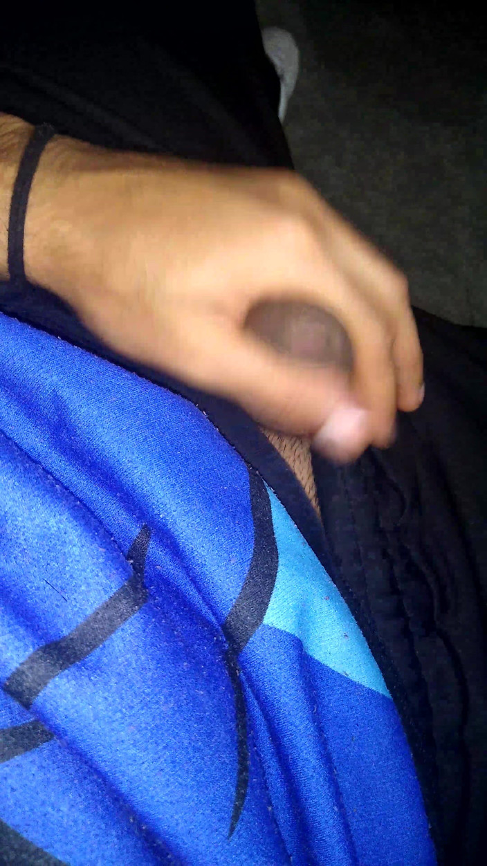 AlexAlejandro13: Tirando leche en el sofá