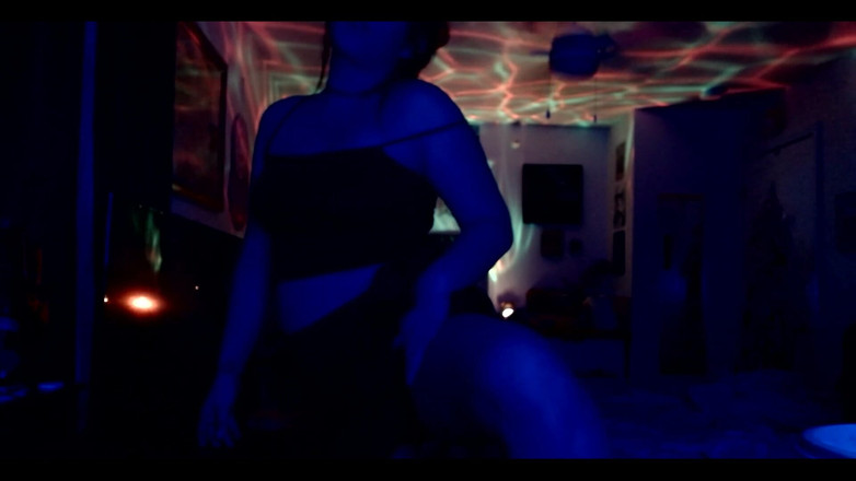 Alli Anderson: Cameră ca un club