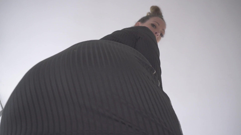 Sasha Curves: Dev götlü üvey kız kardeş gizlenme noktanı buluyor