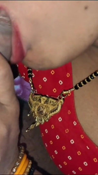 สาวอินเดียนมใหญ่สุดฮอตสวมเสื้อแดงดูดควยจนน้ําแตกในปาก