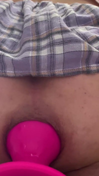 Femboy spalanca il suo buco con un enorme plug anale rosa.
