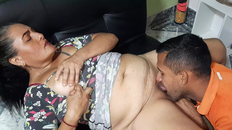 Javi: Ich finde meine Schwiegermutter masturbieren, und lecke ihre reife Muschi