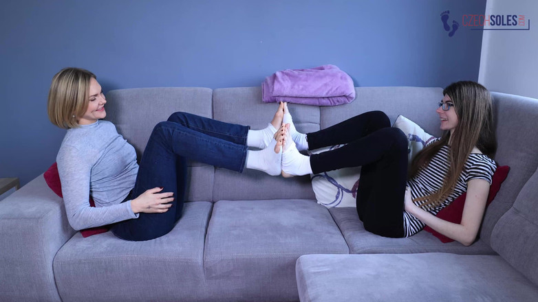 Czech Soles - foot fetish content: 두 자매의 발 성장과 비교