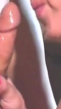 Nena rubia tocada y comida hasta el orgasmo tembloroso