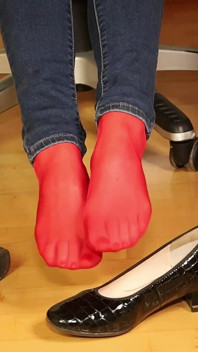 Pieds en nylon rouge dans des talons noirs brillants - pendule et taquinage dans un jean moulant