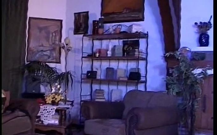 Vintage Italian amateur vhs 90 s: 90 -talets hemlighet skandalöst sex på italienska med utställningsfruar del 2
