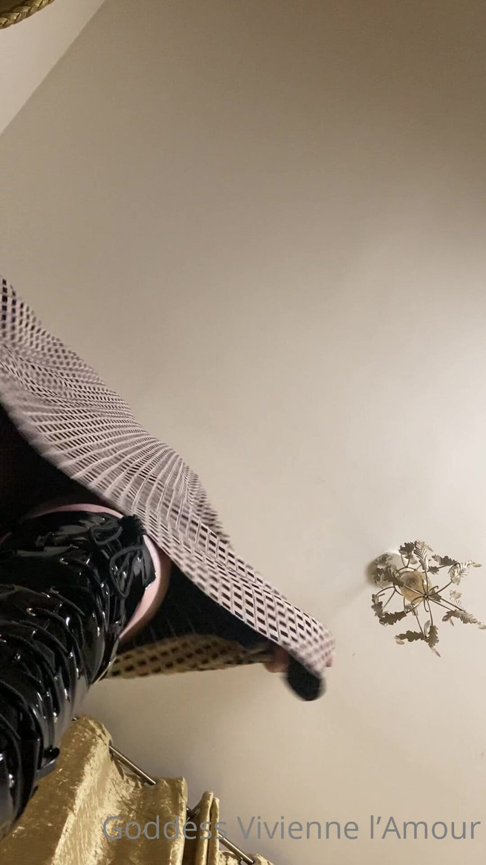 Vivienne l'Amour: ヴィヴィアン・ラモール - 巨人女が丸呑みする