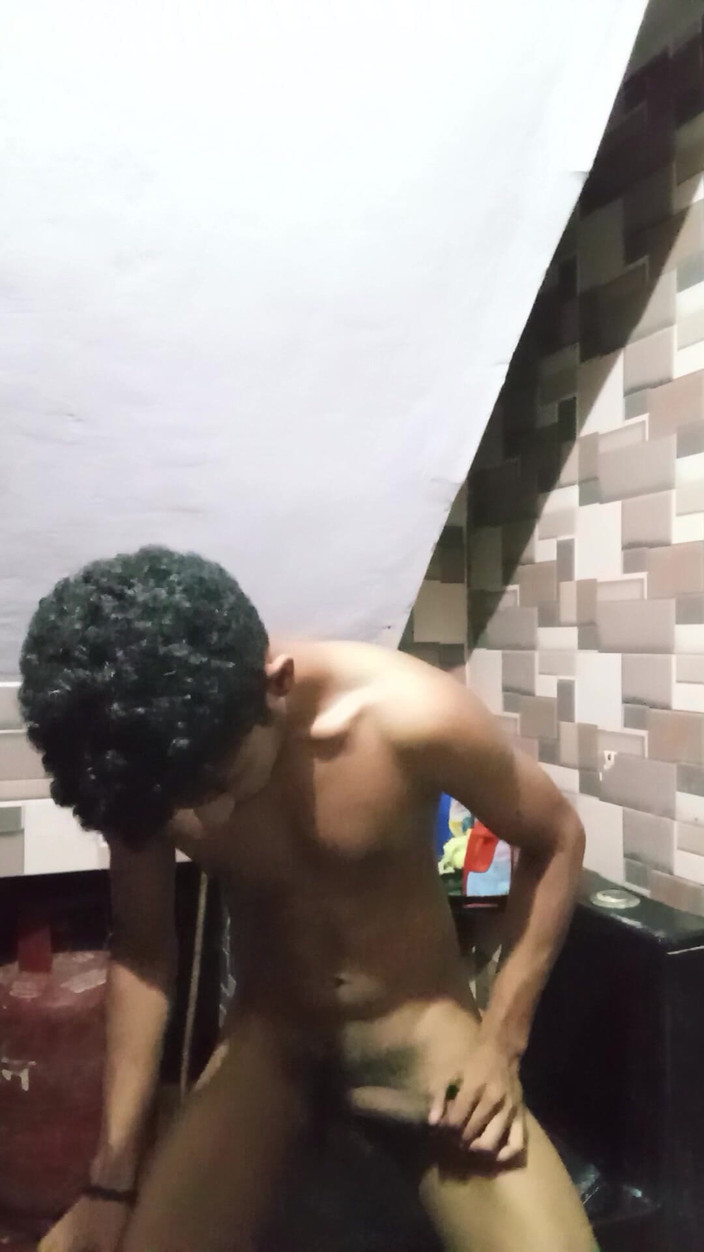 Curlyboy: Indyjski Desi Boy Striptiz nago w łazience Masterbating Wielki Kutas i...