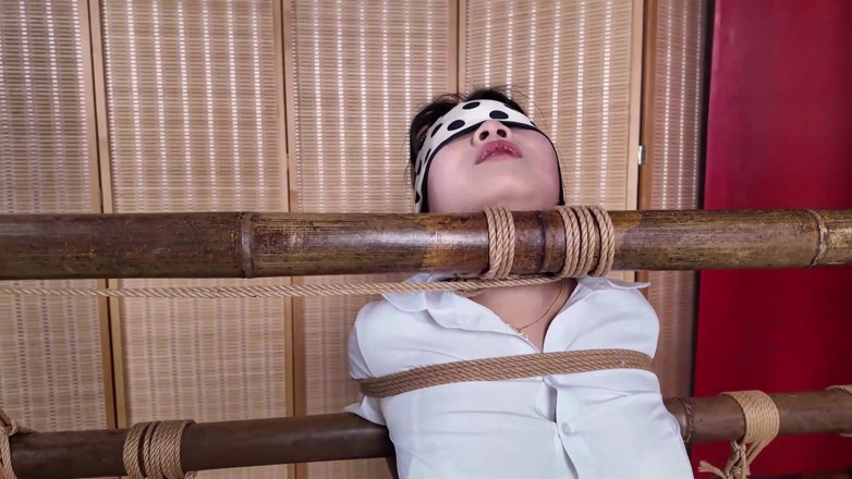 Aisan girl bondage: Xr22-la chica fue atada a un pilar y disciplinada.