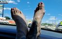 PandoraSG: Pieds nus sur le tableau de bord dans une voiture...