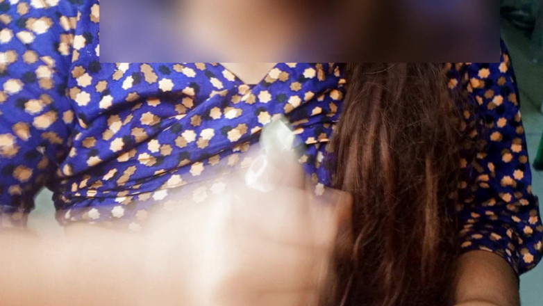 Dhaka sex: Hintli kız aldatılan koca evli kadın dondurma gibi sakso çekiyor