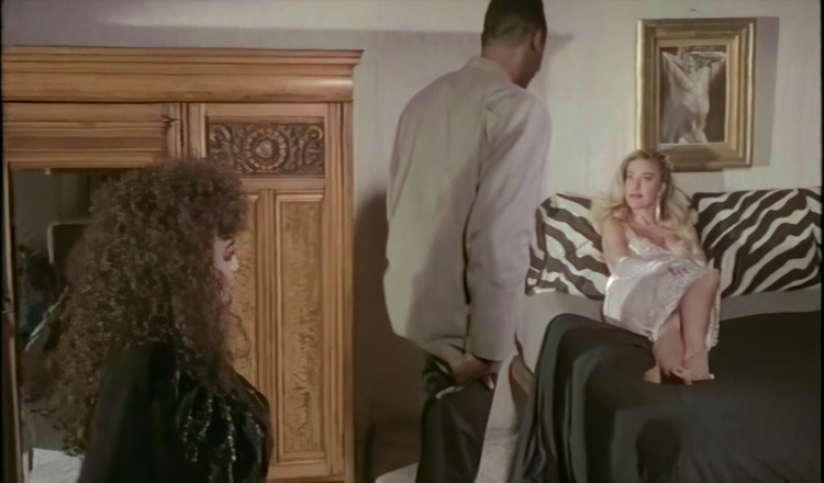TGIRL ROOM: Ménage à trois de Moana Pozzi com Shemale Negro e Negro