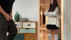¡Pillé a mi hermanastro masturbándose! - Te corres en mi uniforme y no puedo ir a estudiar, así que fóllame más ...