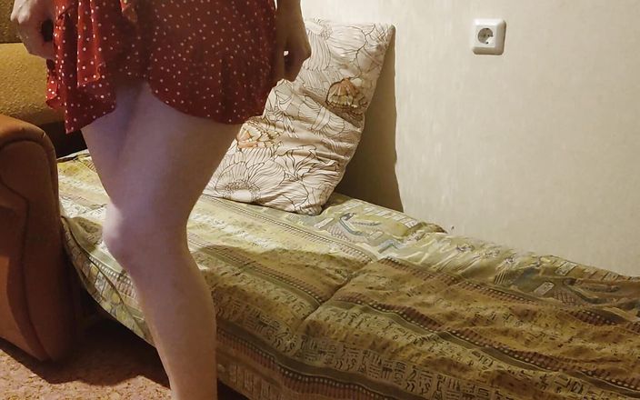 Lizaveta: O mamă sexy însărcinată își întinde pizda și se masturbează cu un vibrator imens
