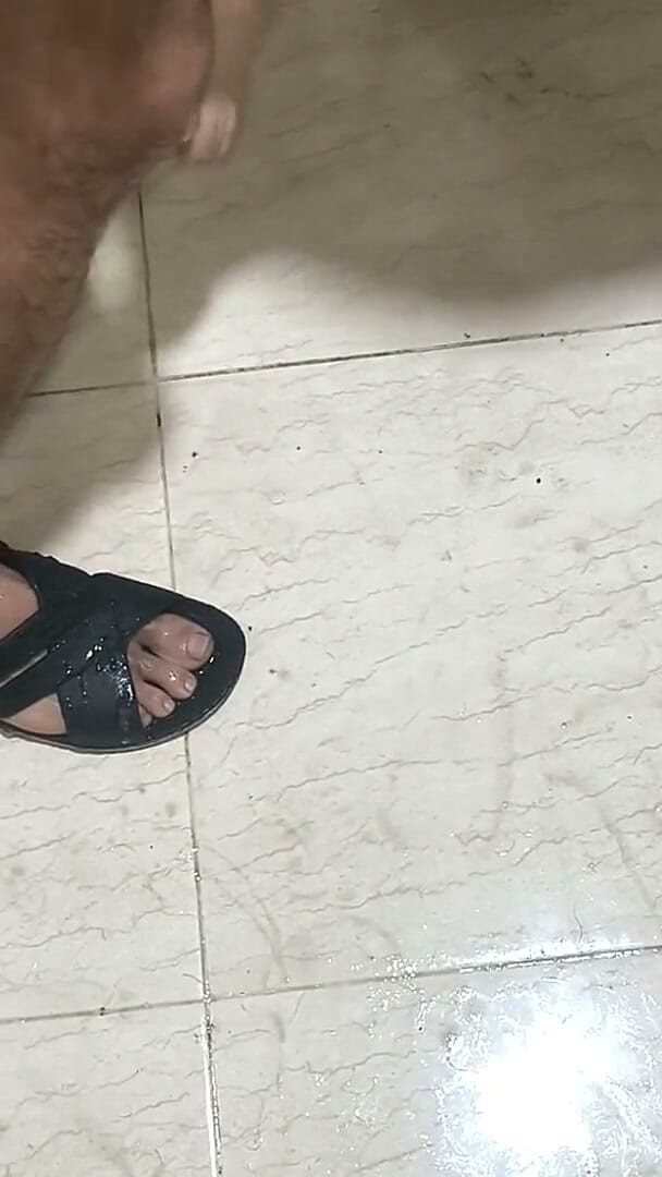 Cuckold Arabic: Arap gavat koca büyük yaraklı arkadaşım karımı duşta sikiyor