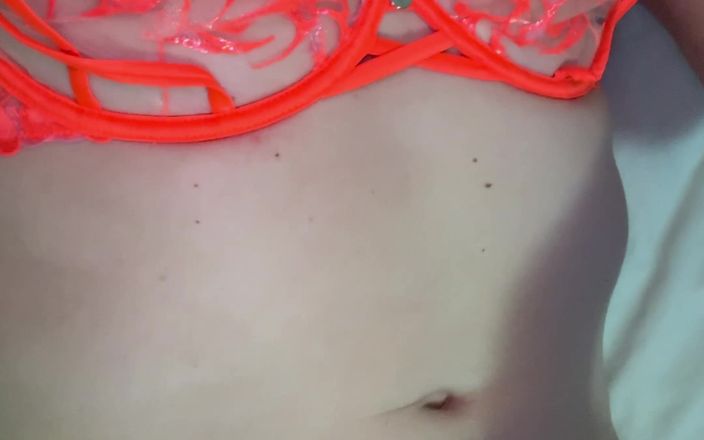 Sissy Lingerie: Sissy si masturba in lingerie arancione indossando anelli sul cazzo