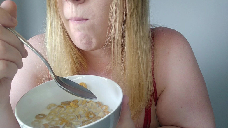 Julie_Bliss: Julie Bliss - Micul dejun al uriașei