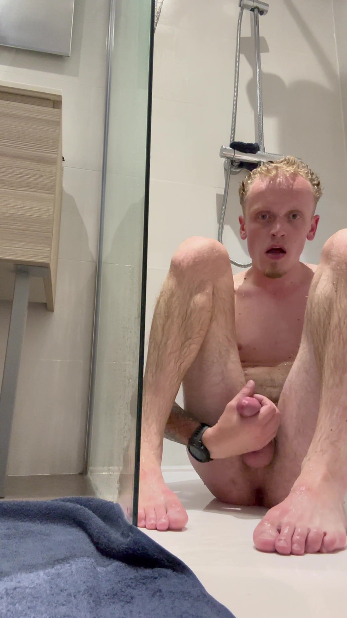 TinySimon: Người đàn ông Pháp biểu diễn trong khi tắm