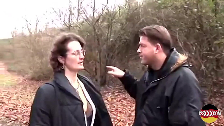 123XXX - Fucked Amateurs in Germany!: Wanita yang lebih tua menerima tawaran untuk seks di depan...