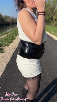 Perdo Il Perizoma Durante Una Passeggiata All'aperto Con Un Vestito Micro in Lattice