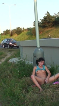 Îmi vânez pizda - fata de 18 ani Misha Dull se fute lângă o autostradă