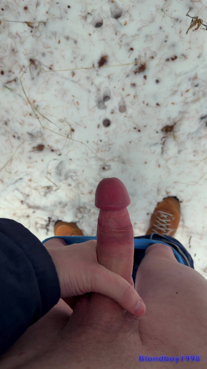 Horneyboy98: POV Telefon Bimbit - Twink Wixts Kemaluannya Di Hutan - Pada Musim...