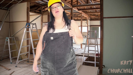Katy Churchill: Un appaltatore arrapato ti spompina nel cantiere