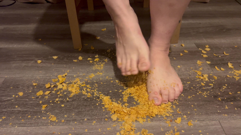 EeveeXo: फूड क्रंचिंग - नंगे पैरों वाली अनाज पर कदम बढ़ाना asmr