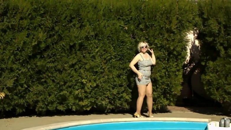 Nylon-Heels: Jolie femme au bord de la piscine en collants et...