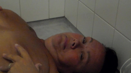 Sex hub couple: Johns is peeing all over Jen's Face