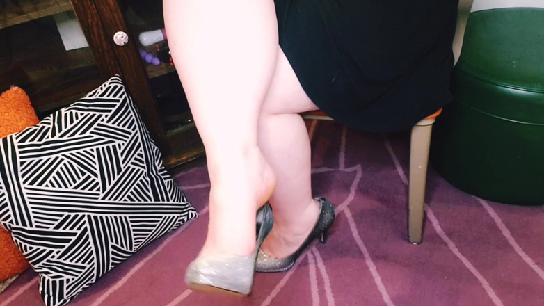 Fatfemmefrisky: Lick his feet first