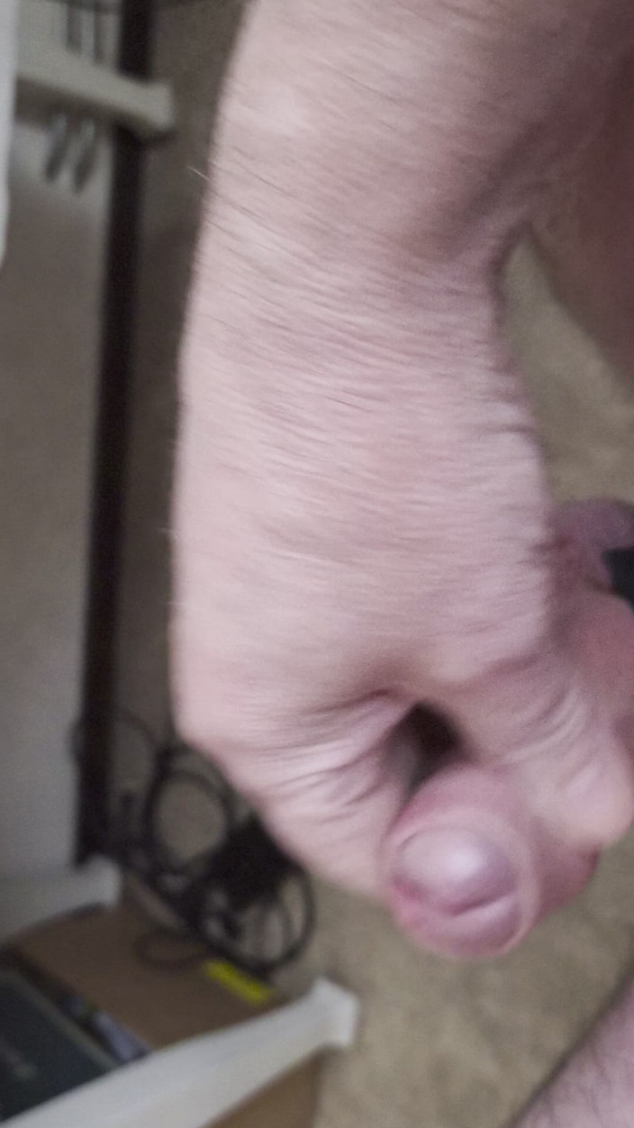 Pellefnatt: Prietenul meu stă pe un scaun și își masturbează penisul în timp ce...