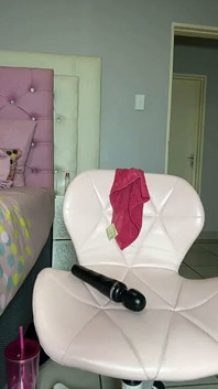 Tesão puta fodendo vibrador