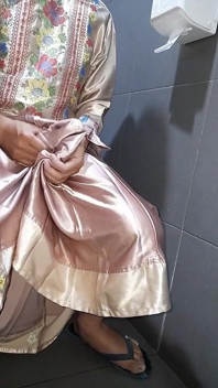 Crossdresser lagi asik masturbasi pakai stoking satin