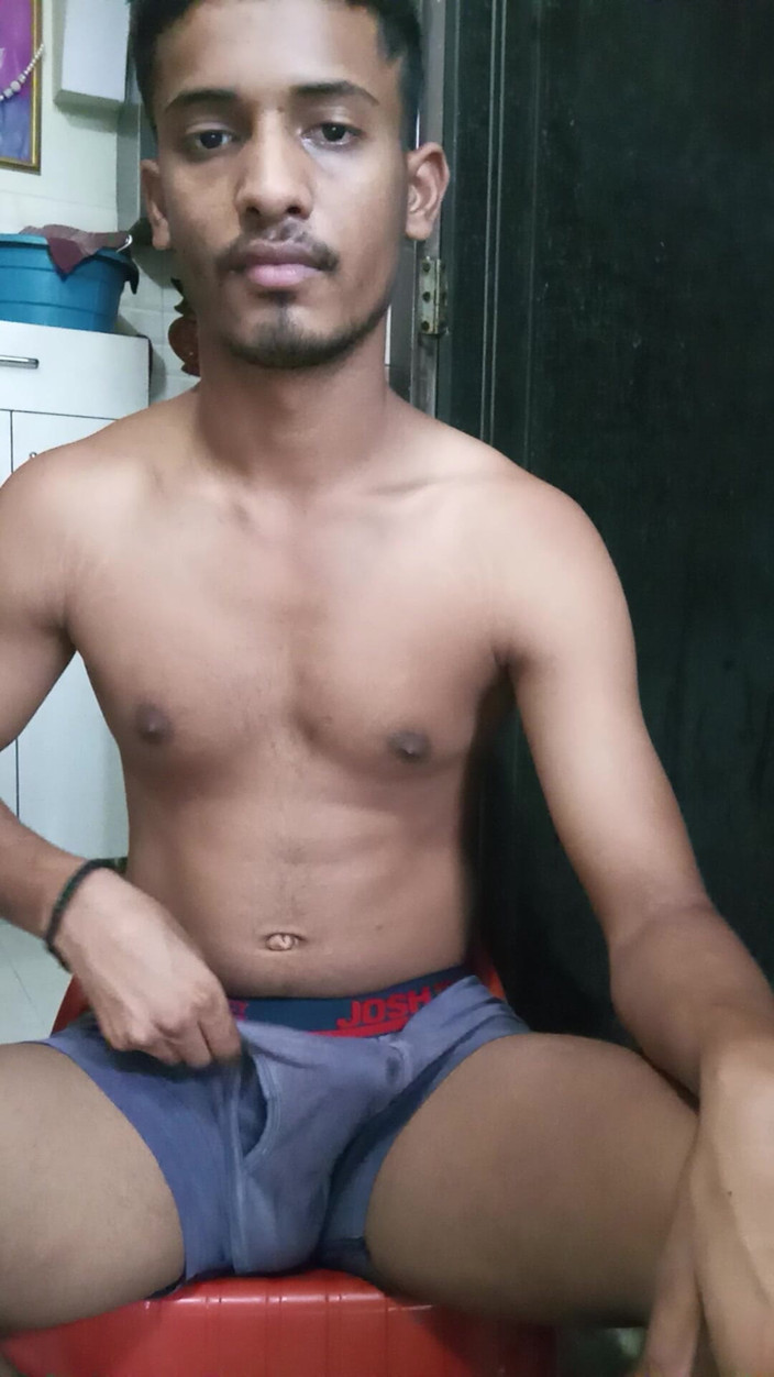 Curlyboy: Người đàn ông trẻ Ấn Độ xoa bóp lớn trên webcam