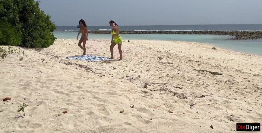 Dis Diger: 变态在晒日光浴时给丰满熟女和她的继女撸管并射在她们的脸上