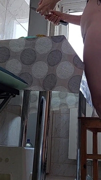 Kıllı esmer amcık, büyük memeler, mutfakta şehvetli kıllı kadın. Seksi anne, kıllı amcık, büyük göt