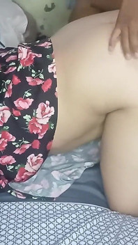 내 드레스를 왜 당기는 남친, 여친이 언제 어디서나 도착할거야