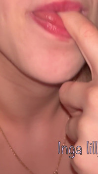 Entzückendes teen nimmt verführerische videos für papi auf