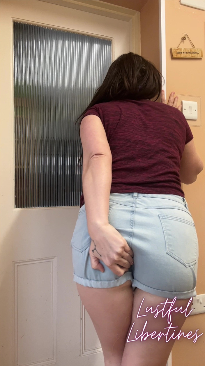 Lustful Libertines: Замкнений і відчайдушно хоче пописати - шорти змочують