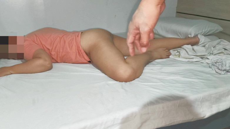 Misslady32: Stiefzus vraagt me om haar poesje te likken! Ze heeft...