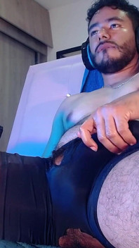 Bruna uomo latino e saltando sexy con il suo pene fino a quando non viene